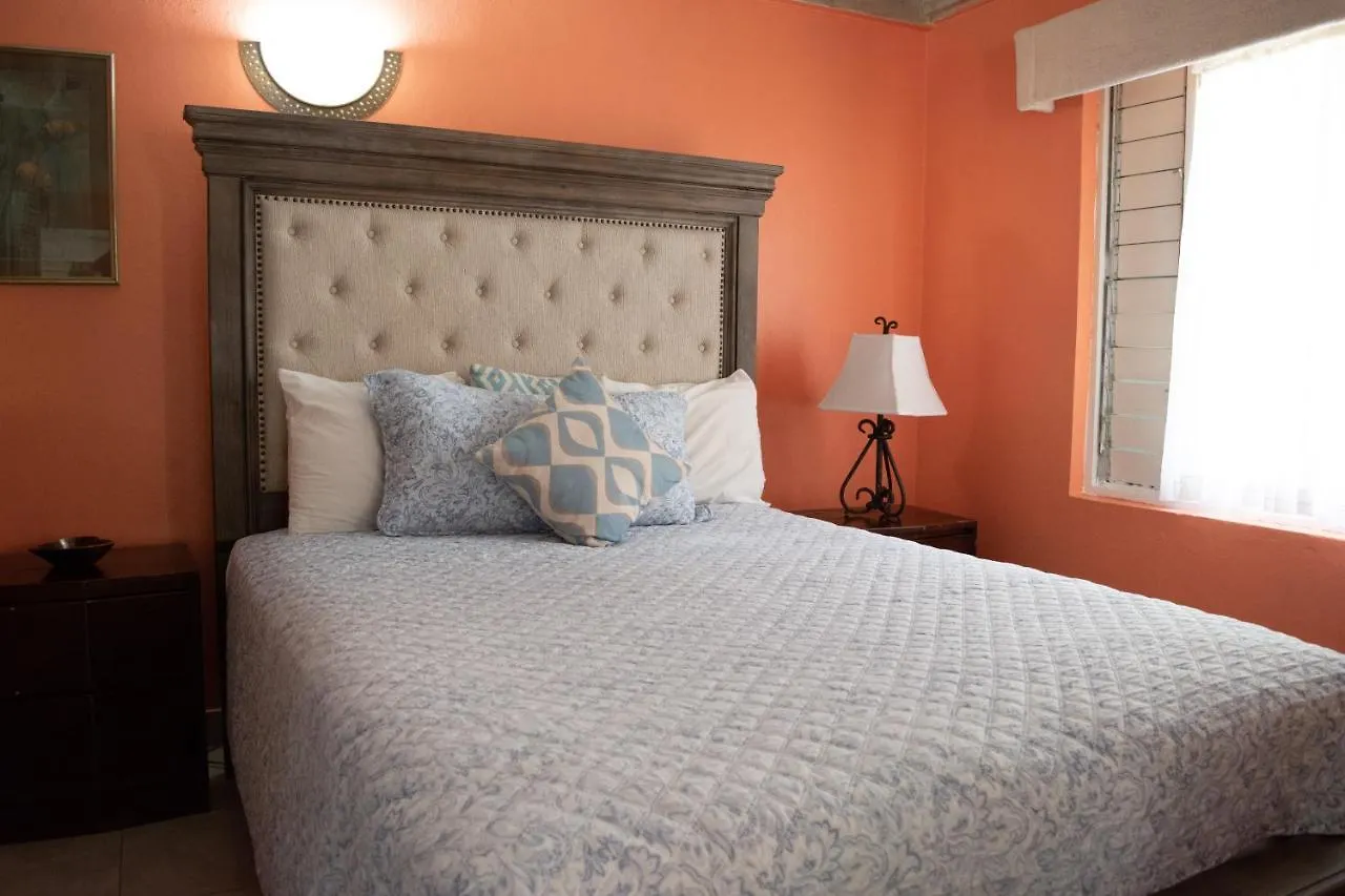 Vickitini Beachfront Resort ネグリル 0*,
