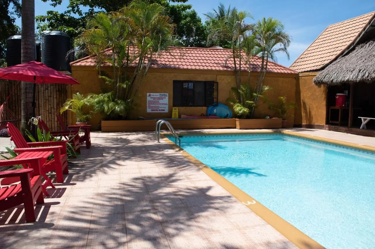מלון נגריל Vickitini Beachfront Resort ג'מייקה