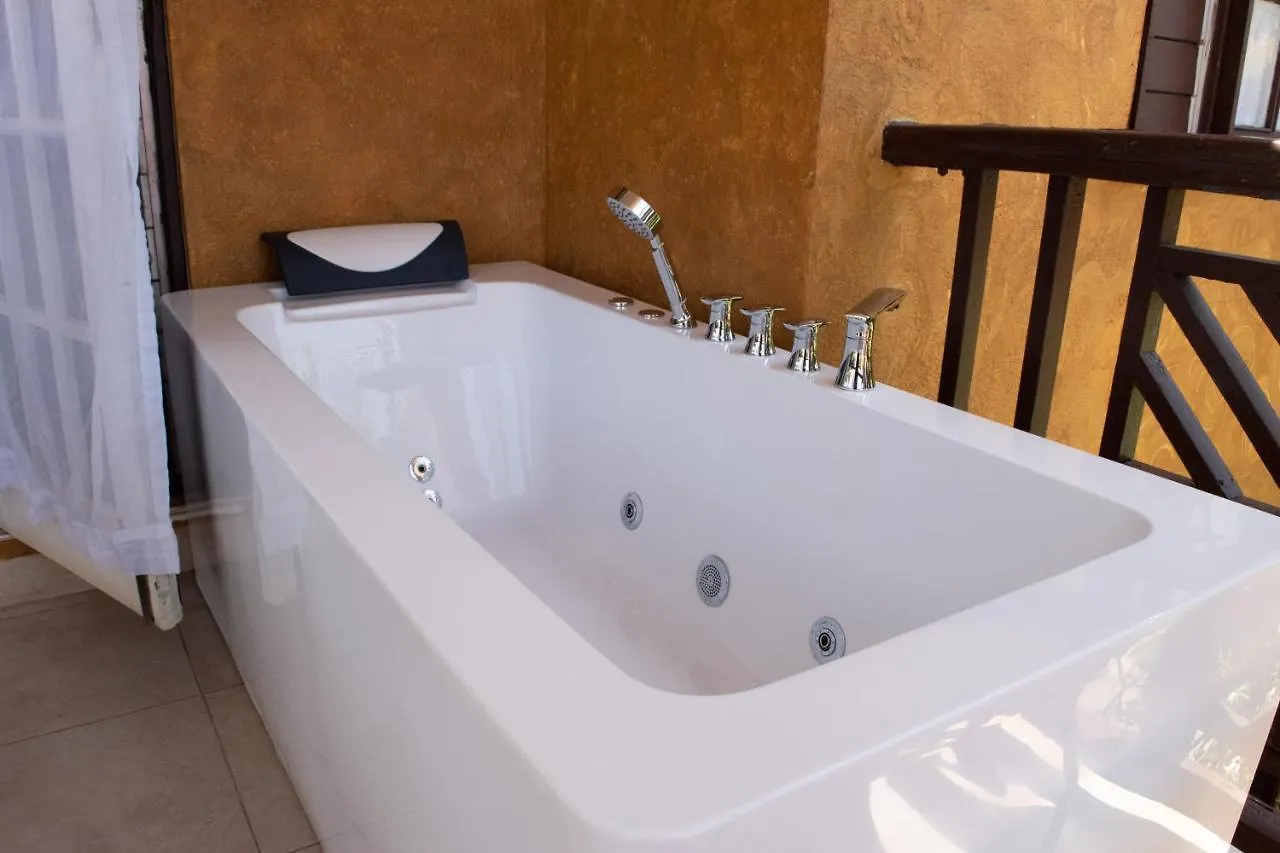 Vickitini Beachfront Resort ネグリル ホテル